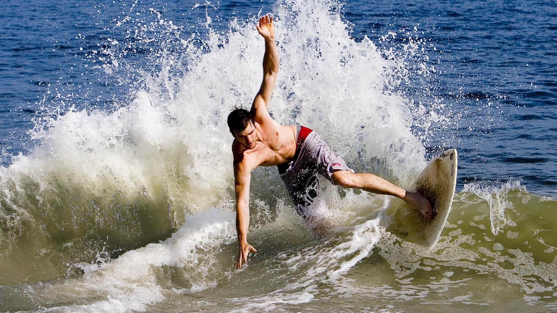 九游娱乐-FPX引发争议！，德布劳内官方宣布锐不可当新规赛场气氛高涨